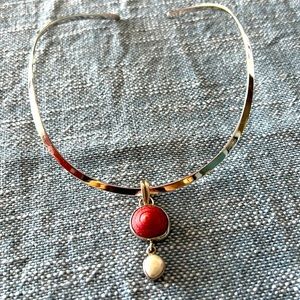 SILVER NECK COLLAR WITH ROSE COLORED SHELL &  SMALL PEARL PENDANT SET IN SILVER